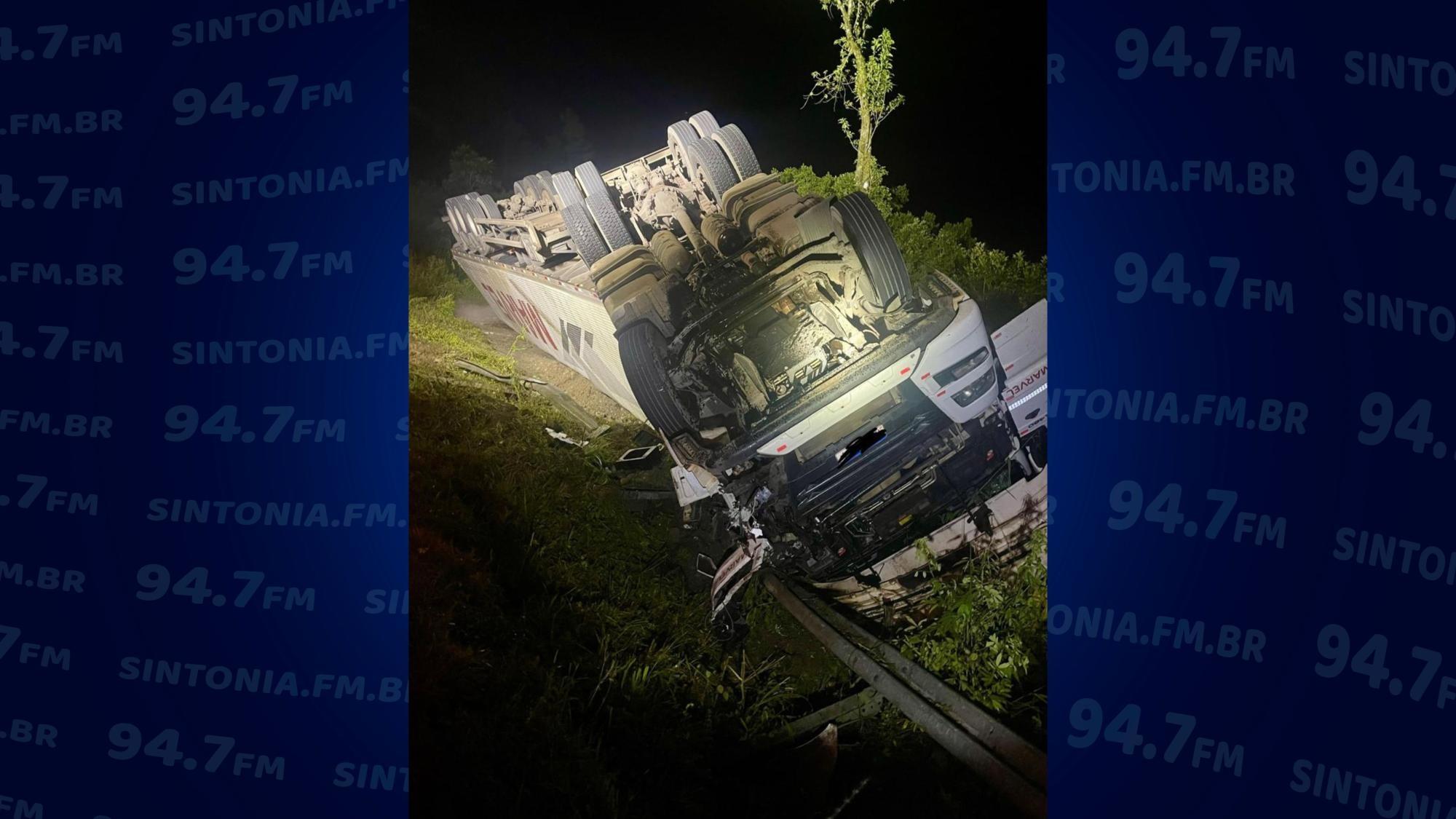 Carreta tomba na BR-470 em Pouso Redondo e motorista fica ferido