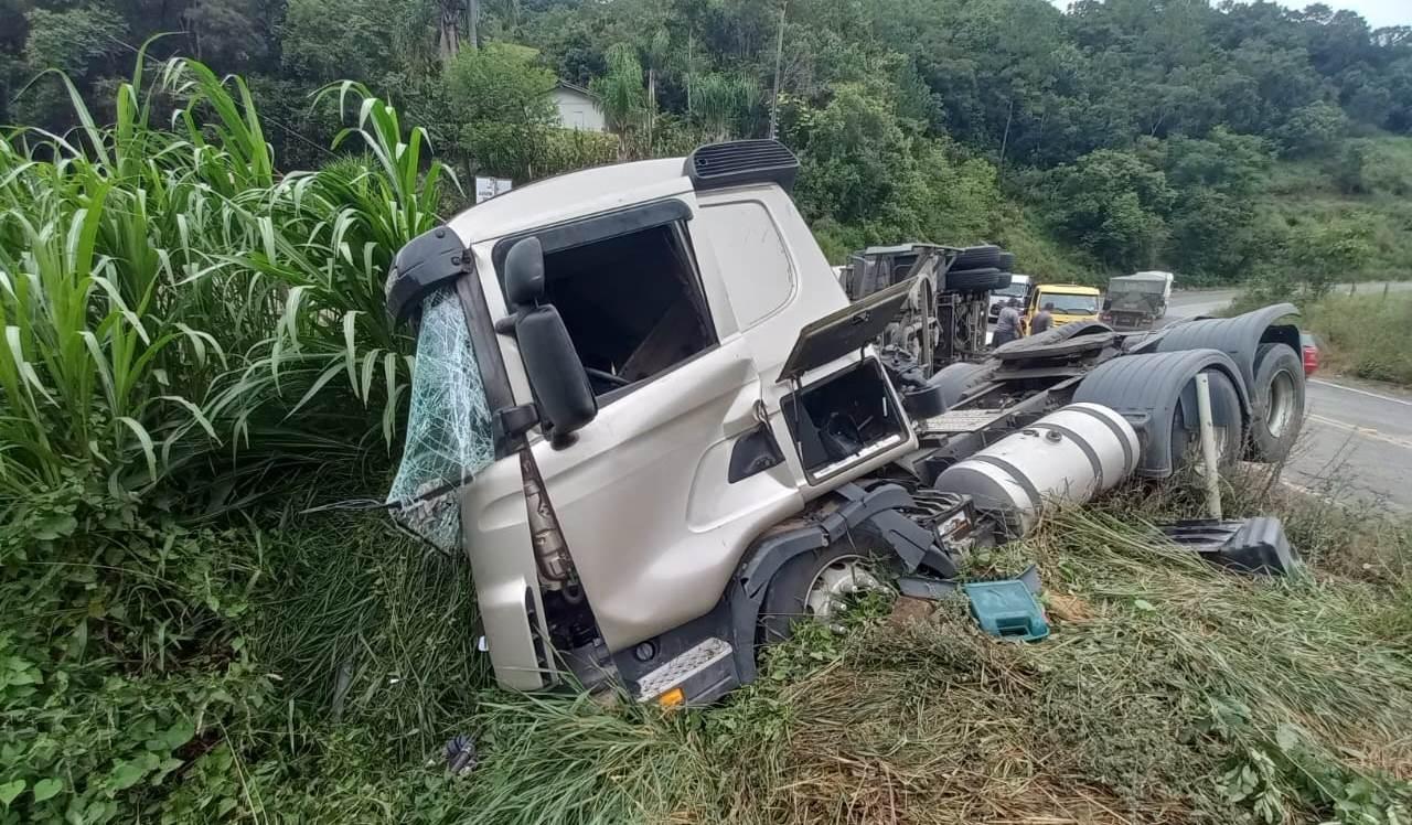 Carreta tomba na "Curva da Jararaca" na SC-350