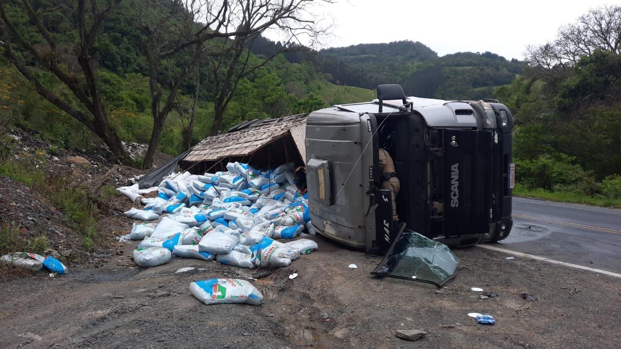 Carreta tomba na SC-350 e policiais rodoviários evitam saque da carga