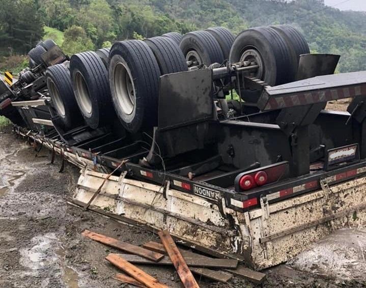 Carreta tomba na SC-350 em Alfredo Wagner