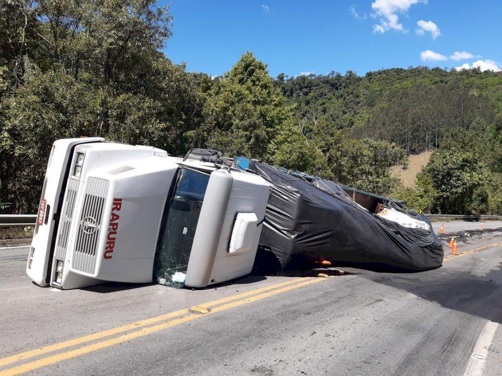 Carreta tomba no trecho interditado da SC-350 entre Ituporanga e Alfredo Wagner
