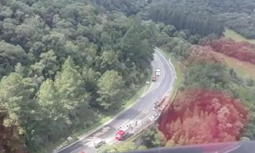 Carreta tomba, pega fogo e interdita a BR-282 em Rancho Queimado