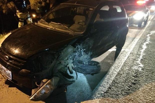 Carro bate em dois caminhões na BR-470 em Rio do Sul