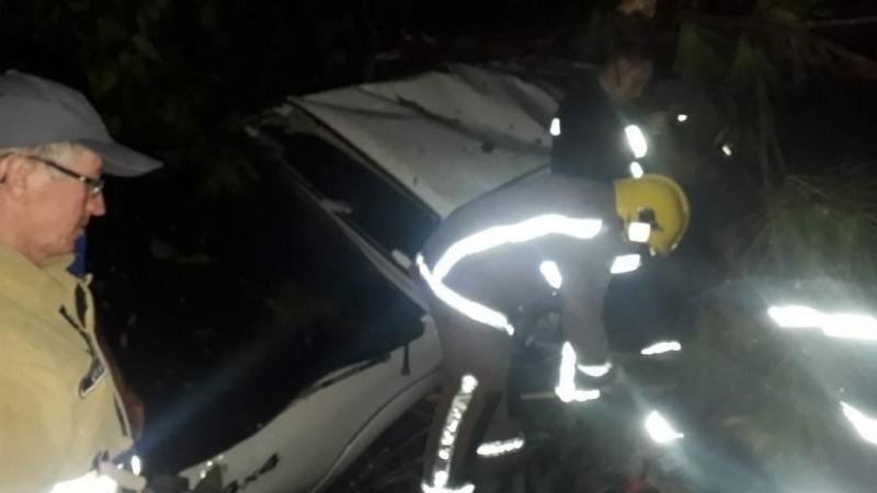 Carro cai de ribanceira de 20 metros na BR-470 e motorista fica gravemente ferido