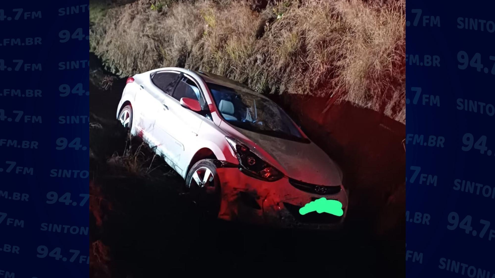 Carro cai em barranco, mas ninguém fica ferido, no Alto Vale