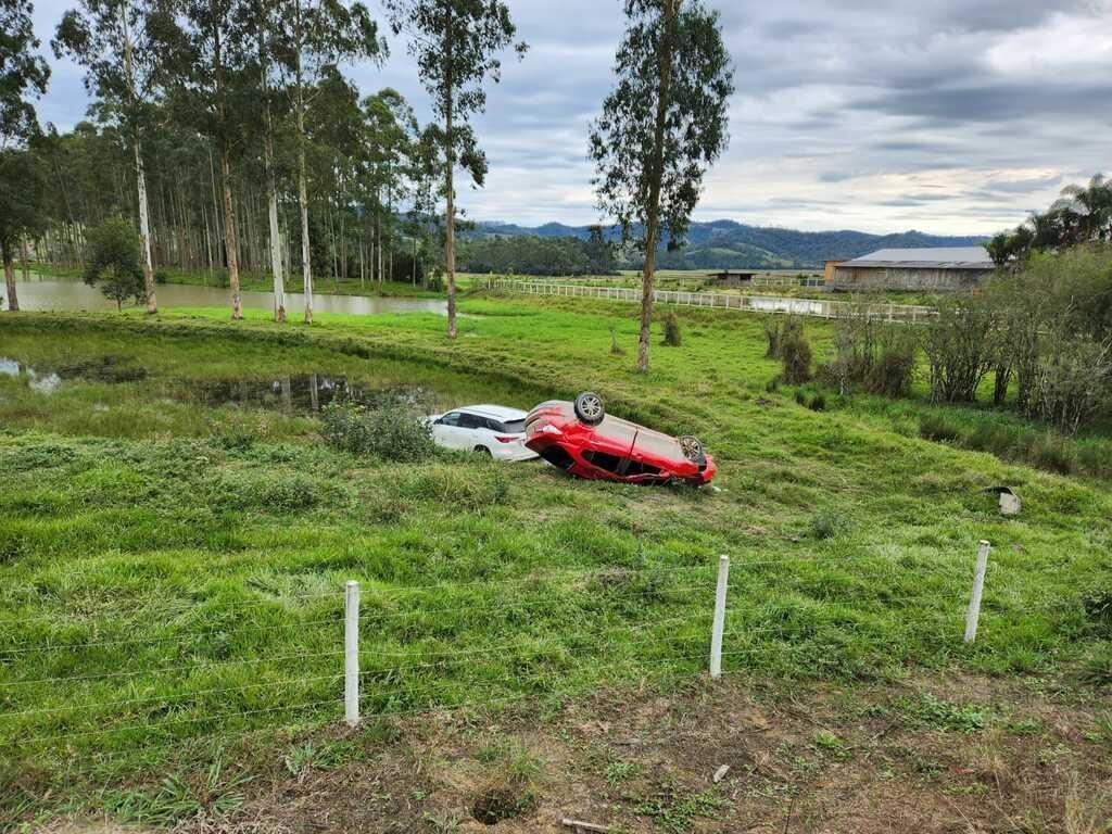 Carro cai em lagoa e outro capota após acidente