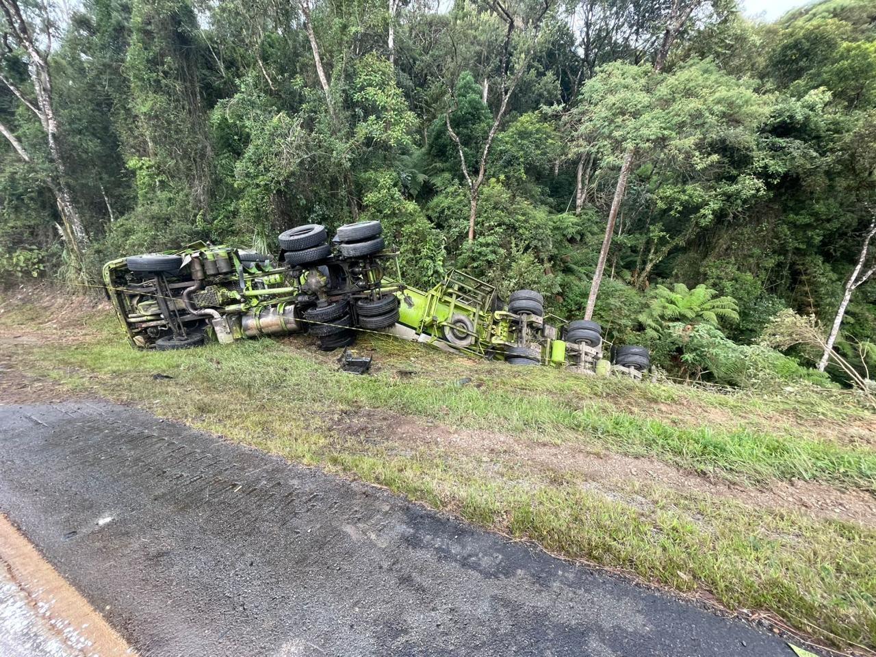 Carro cai em ribanceira após colisão com carreta de produto perigoso na BR-282 em Alfredo Wagner
