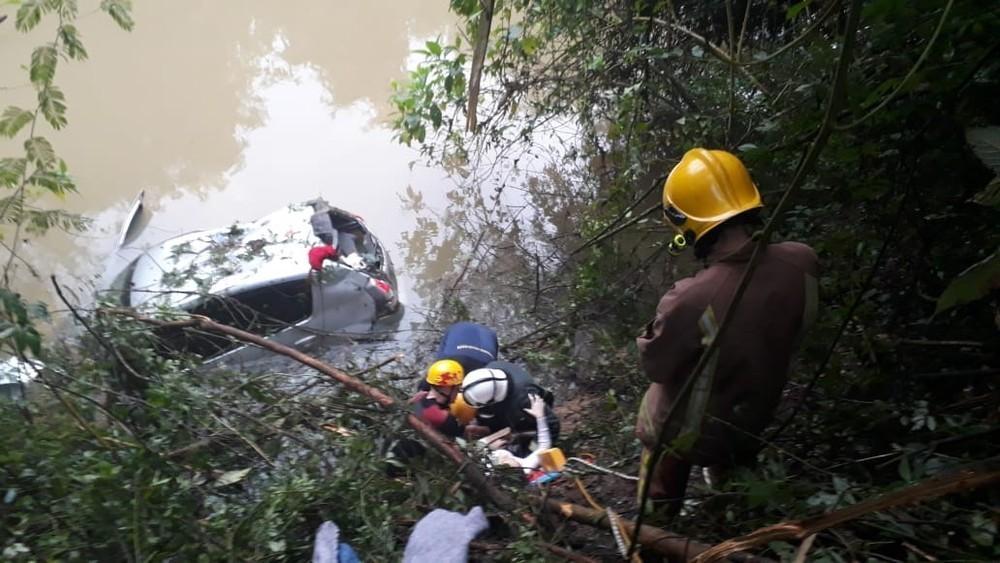 Carro cai em rio após descer ribanceira e deixa 2 feridos no Alto Vale do Itajaí