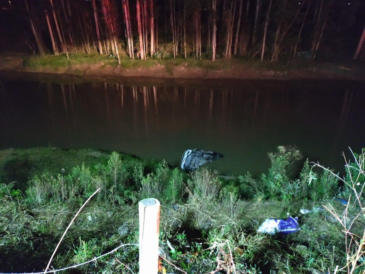  Carro cai no rio com quatro pessoas em Ituporanga 