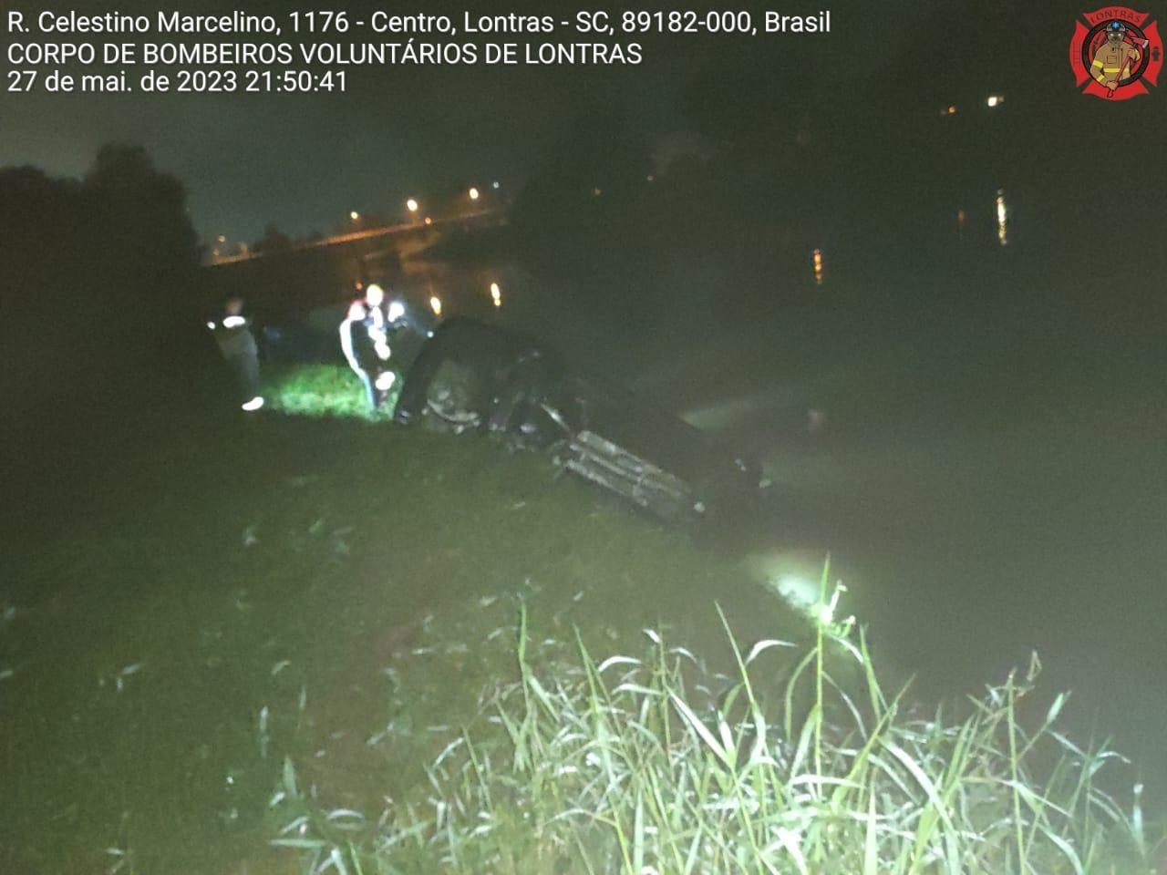 Carro cai no rio e duas pessoas morrem no Alto Vale