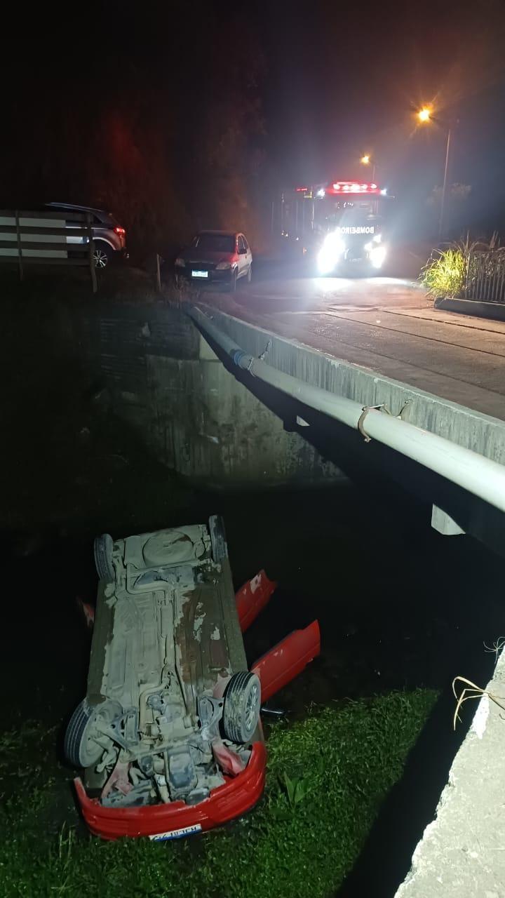 Carro capota em córrego e deixa três feridos em Agrolândia