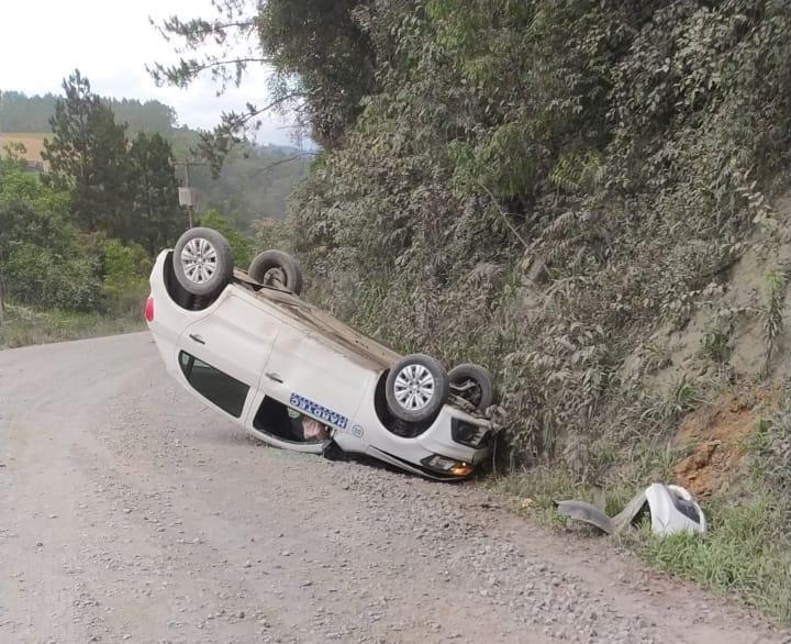 Carro capota na Estrada Geral Alto Águas Negras