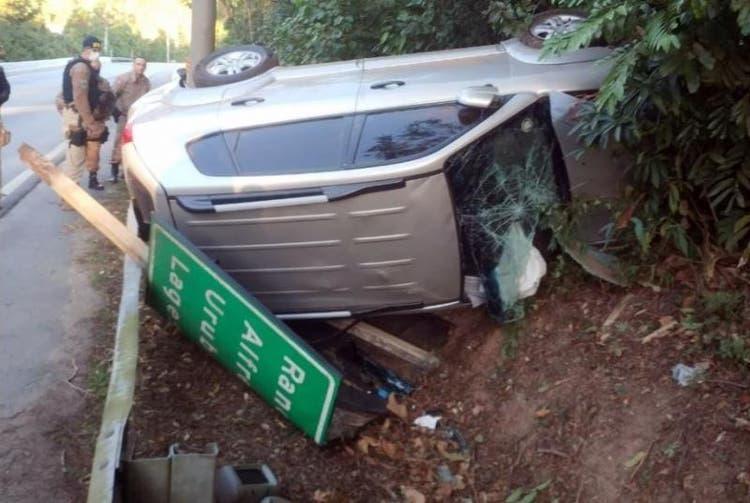 Carro capotado com mais de 420 kg de maconha é abandonado em Águas Mornas