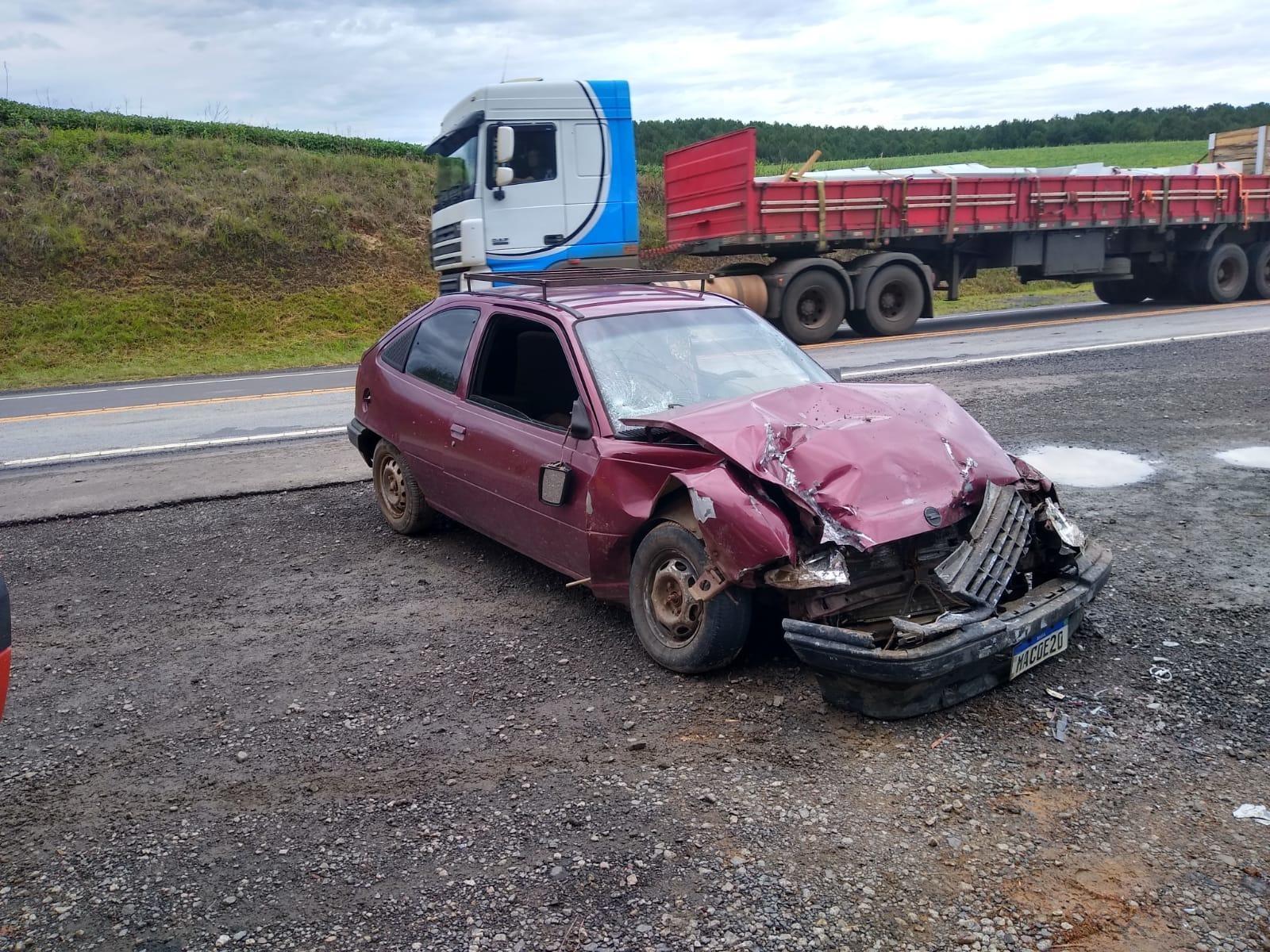 Carro colide atrás de caminhão depois de manobra perigosa na BR 282