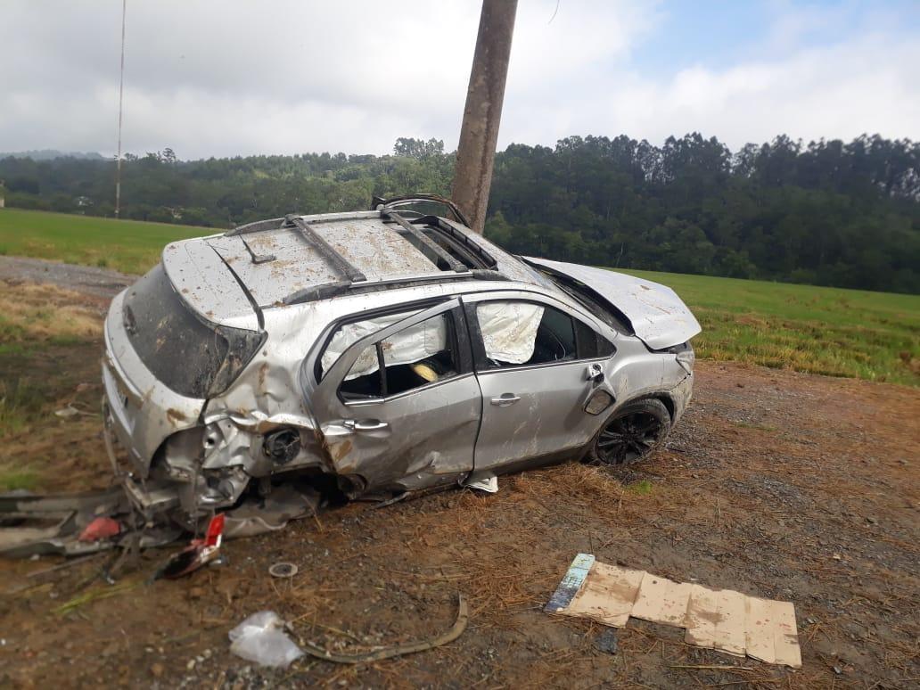 Carro colide em poste e jovem perde a vida no Alto Vale