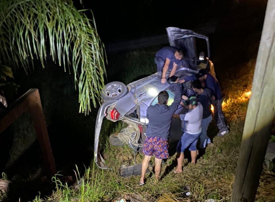 Carro colide em poste na SC-350 