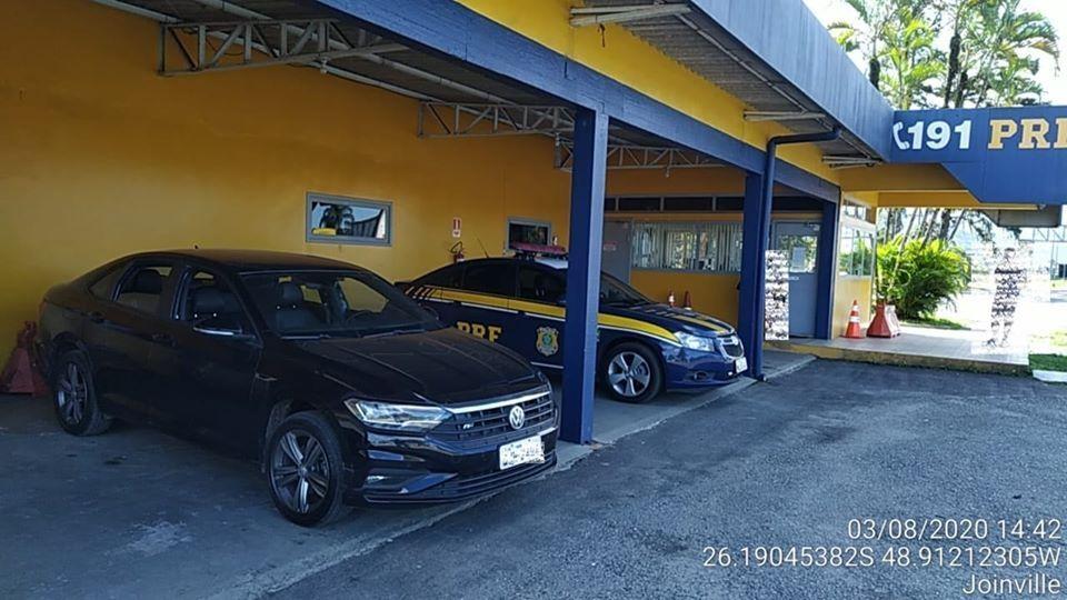 Carro com placas de Ituporanga é abordado pela PRF na BR-101; Motorista estava com pelo menos dois mandados de prisão e apresentou documento falso