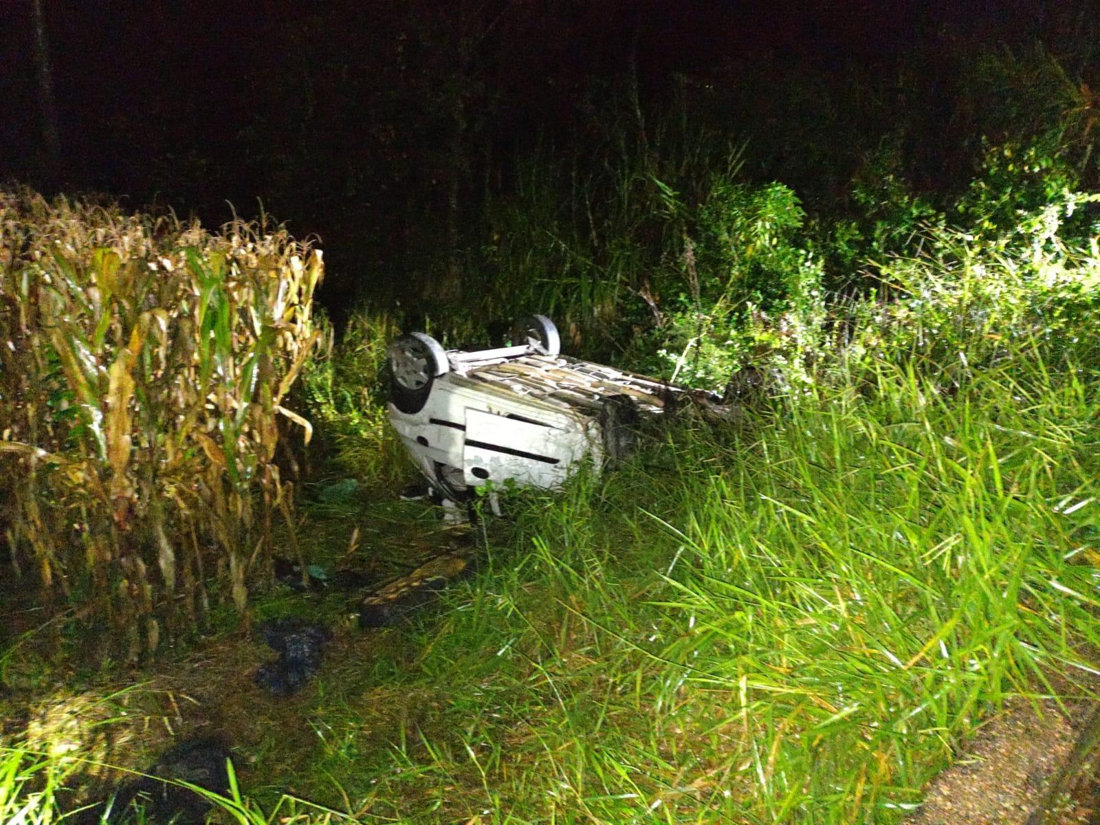 Carro com sete pessoas capota em Ituporanga; gestante em trabalho de parto e criança estavam no veículo