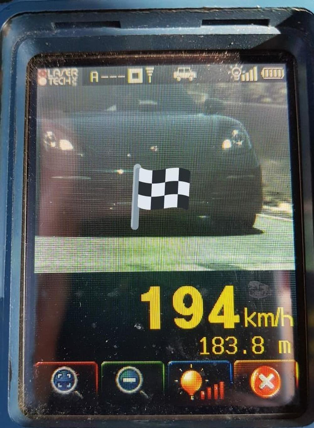Carro de luxo é flagrado a mais de 190 km/h em estrada de Florianópolis