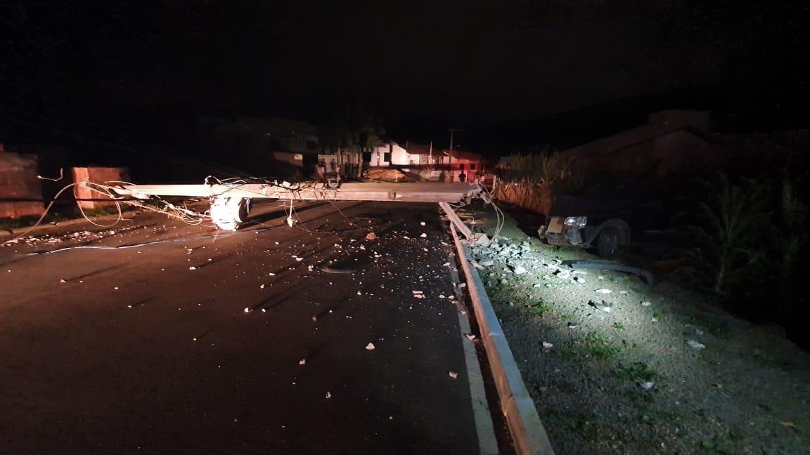 Carro derruba poste e condutora foge, em Ituporanga