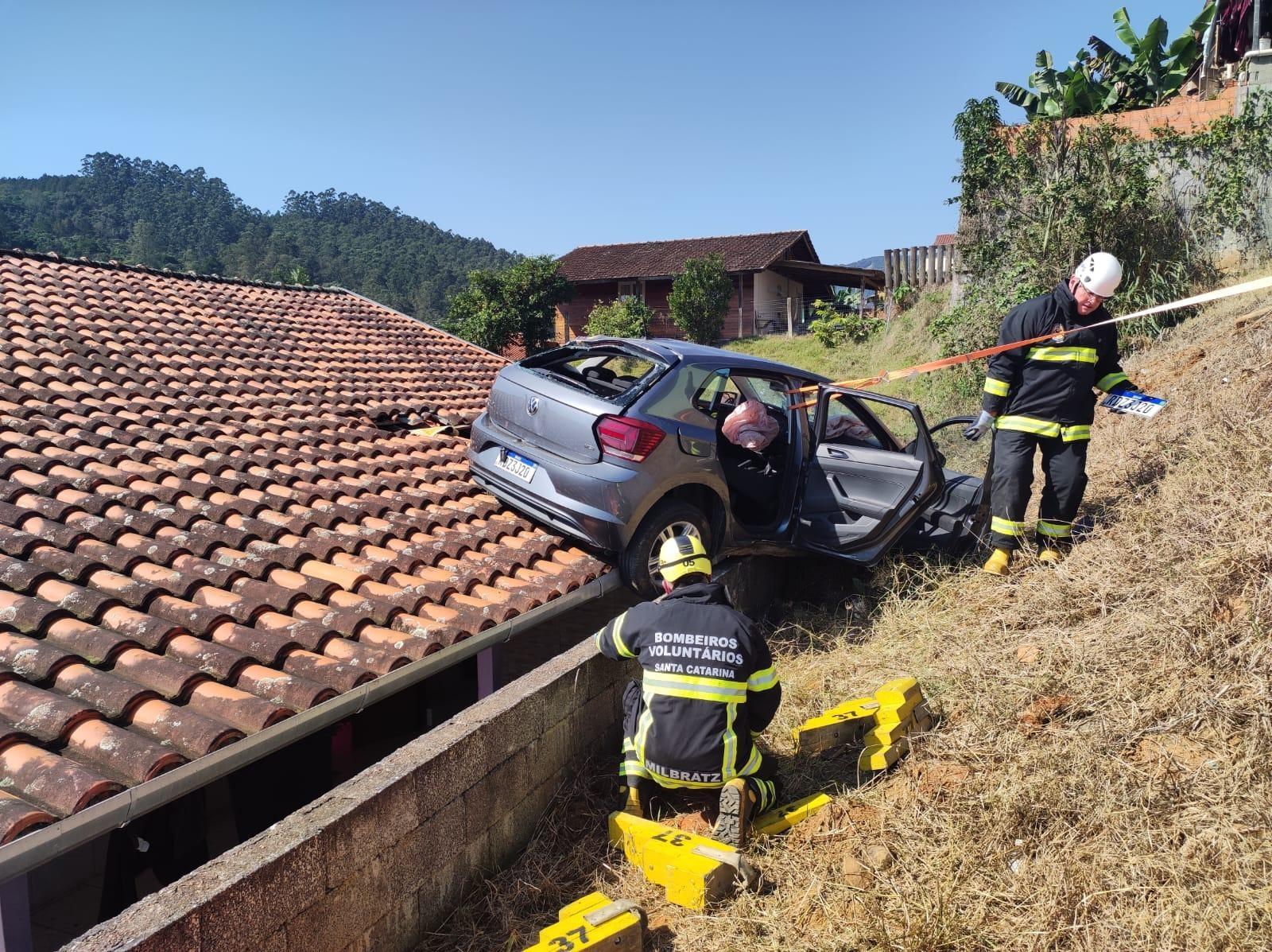  Carro desce morro e atinge telhado de residência em Presidente Getúlio