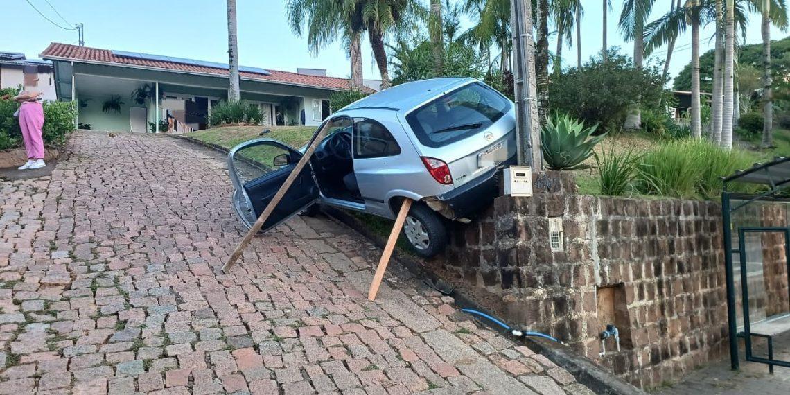 Carro desgovernado atropela homem e causa susto no Alto Vale