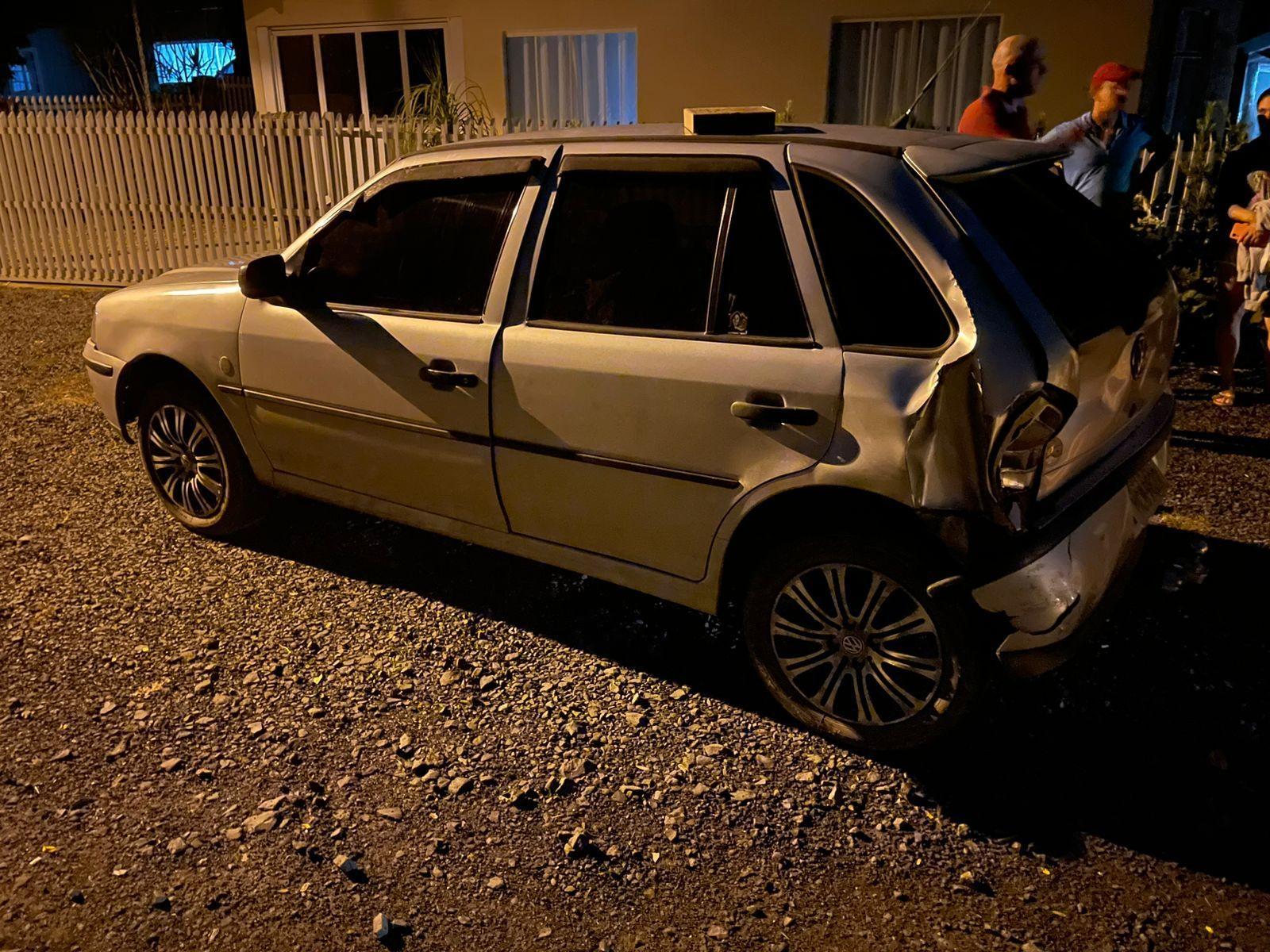Carro é arrastado por 40 metros após colisão em Santa Tereza Aurora