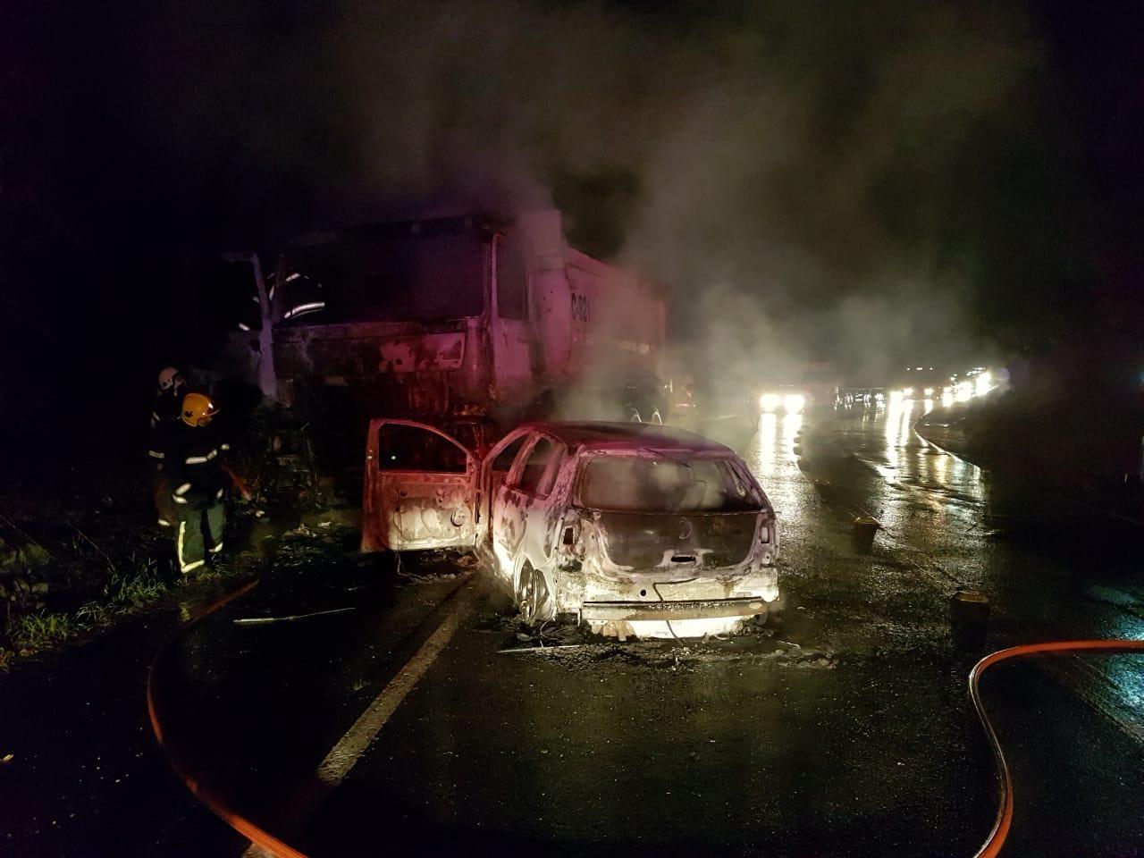 Carro e caminhão pegam fogo após acidente na SC-350 em Aurora 