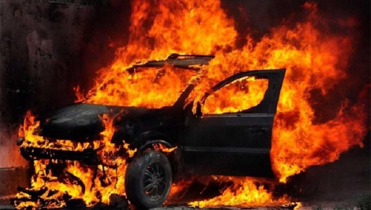 Carro é destruído pelo fogo na região da cebola