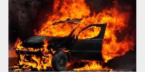 Carro é destruído pelo fogo em Imbuia