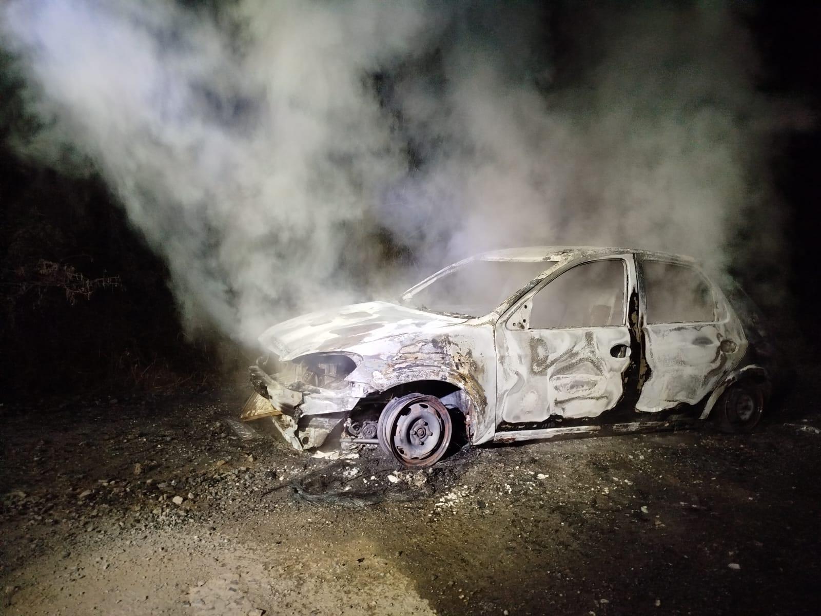 Carro é destruído por incêndio em Vidal Ramos