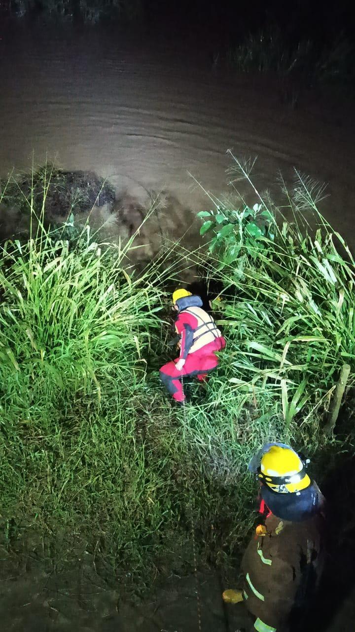 Carro e motorista são arrastados pela correnteza no Alto Vale