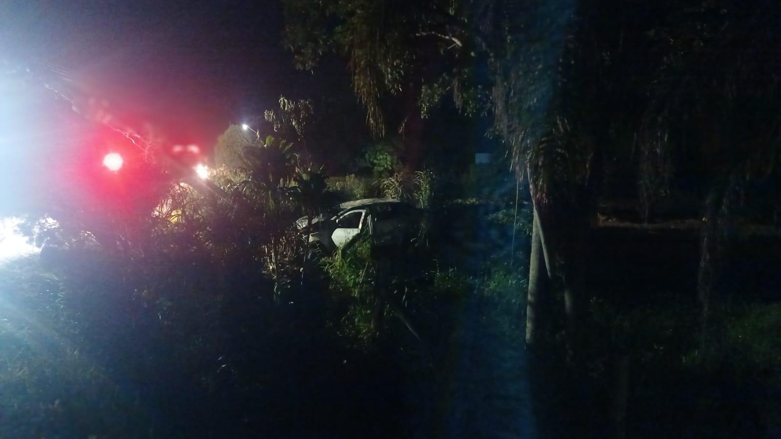 Carro explode após colidir contra poste e motorista morre