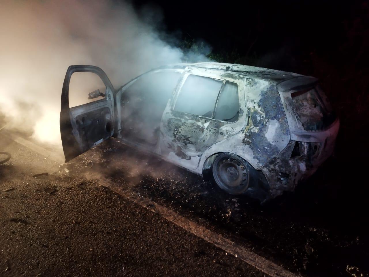  Carro fica destruído após pegar fogo em Vidal Ramos 
