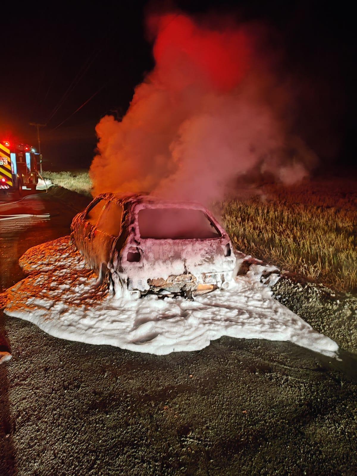 Carro fica destruído em incêndio
