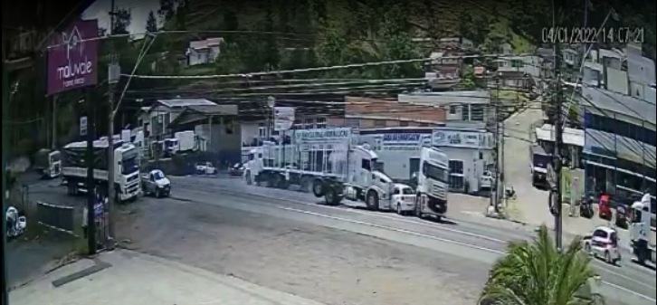 Carro fica prensado entre dois caminhões e deixa homem ferido na BR-470