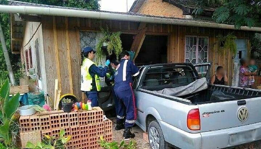 Carro invade casa de madeira em Rio do Sul