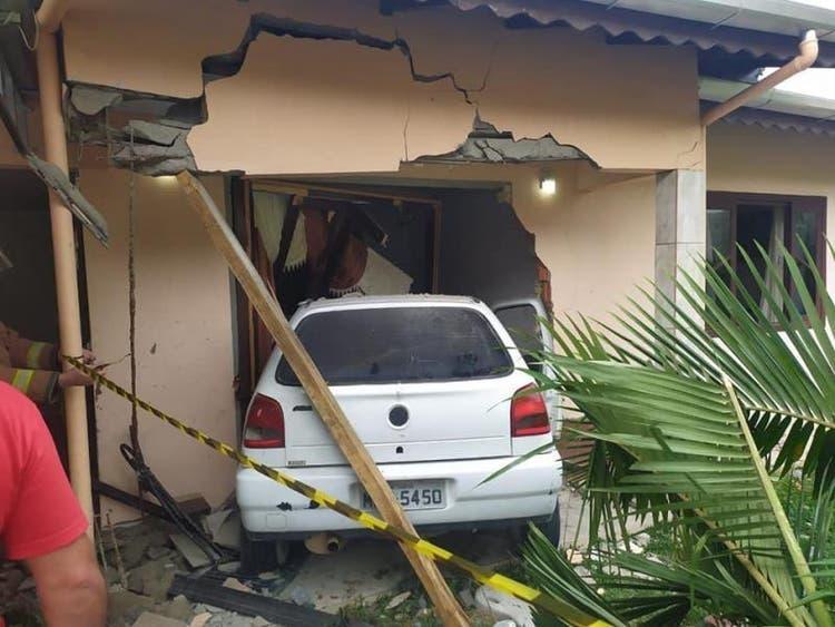 Carro invade casa e deixa cinco pessoas feridas em Presidente Getúlio