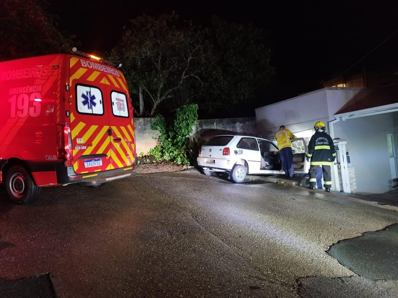 Carro invade residência e atinge mulher deitada na cama