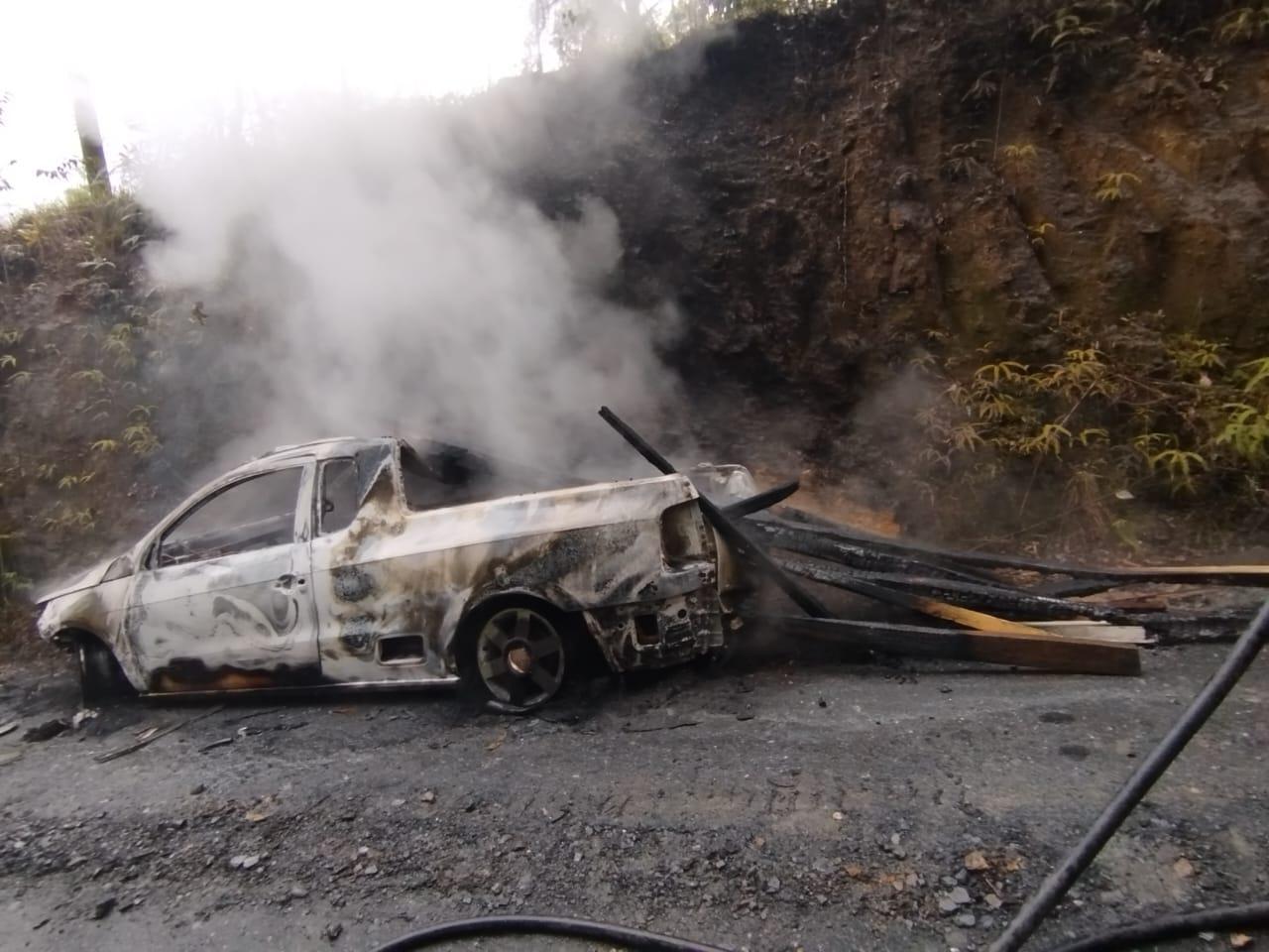 Carro pega fogo após descer ladeira e colidir com barranco em Ituporanga