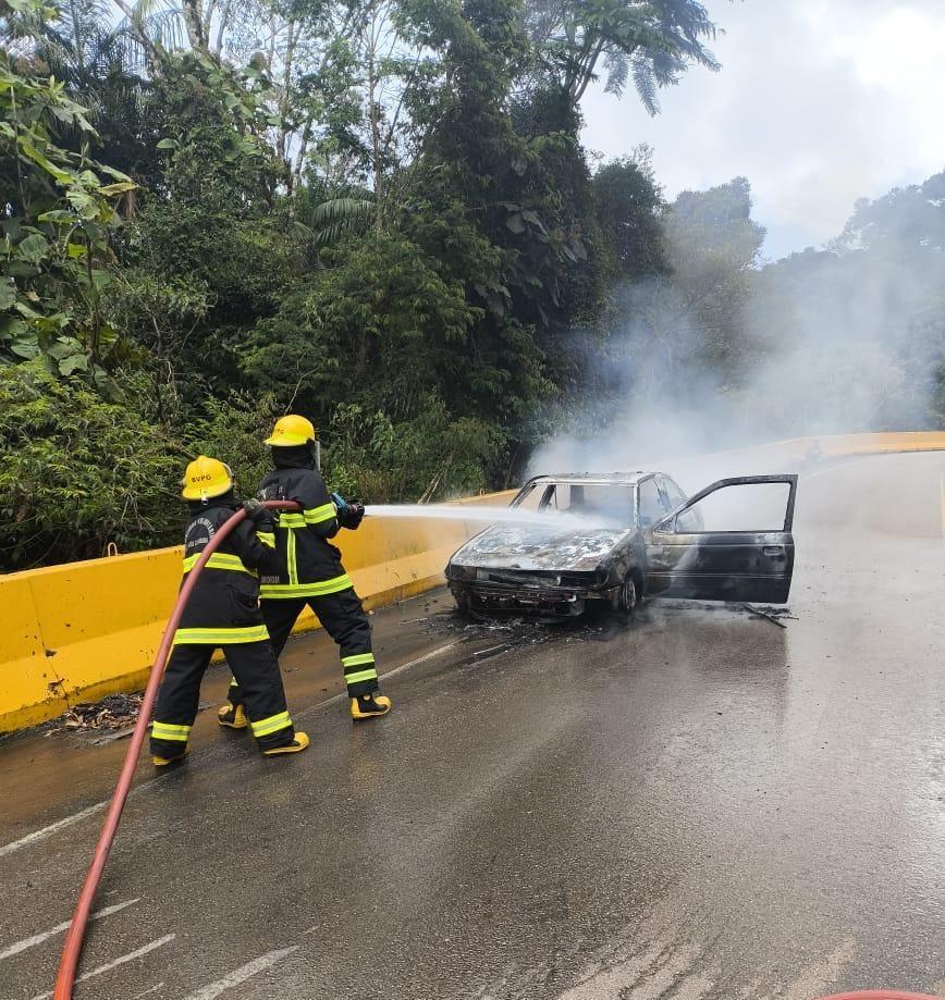 Carro pega fogo e interdita rodovia na Serra do Tucano, em Presidente Getúlio