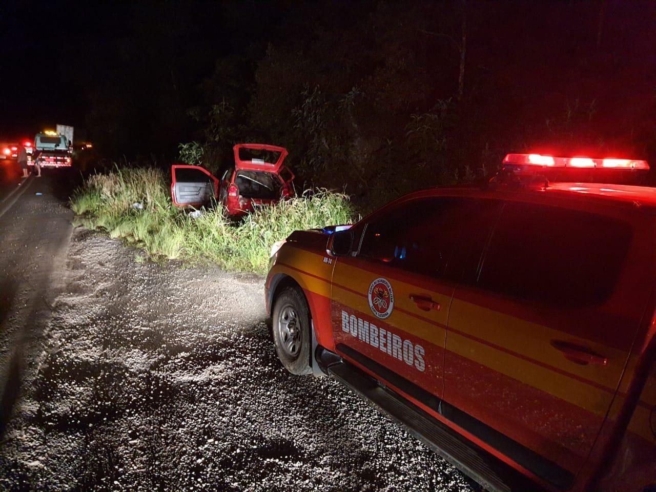 Carro sai da pista, bate em rocha e três pessoas da mesma família morrem na BR-470