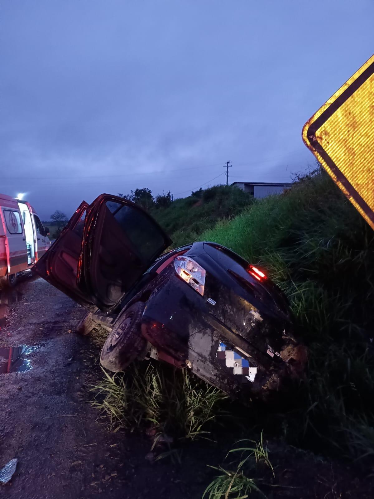 Carro sai da pista colide em barranco e motorista morre na BR-470