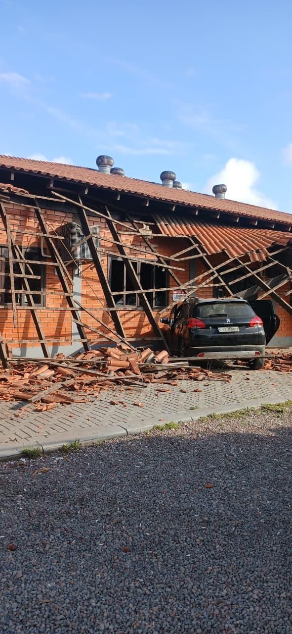 Carro sai da pista e atinge estabelecimento às margens da BR-470, em Apiúna