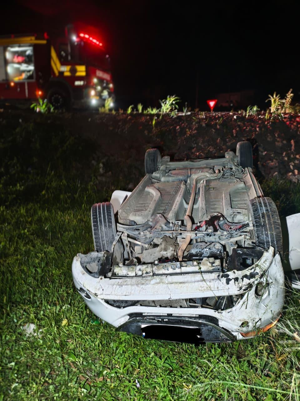 Carro sai da pista e capota na BR-470 