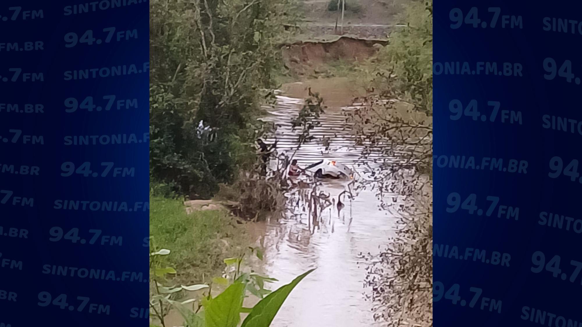Carro sai da pista e tomba em rio no Alto Vale
