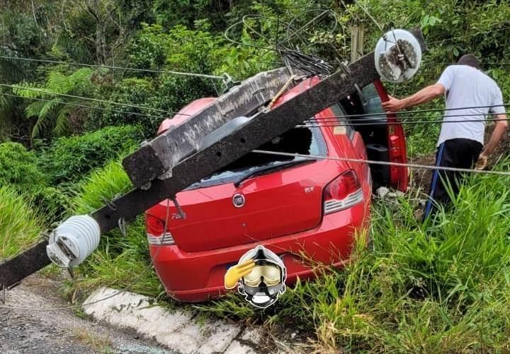 Carro sai de pista e bate em poste na SC-110 em Petrolândia