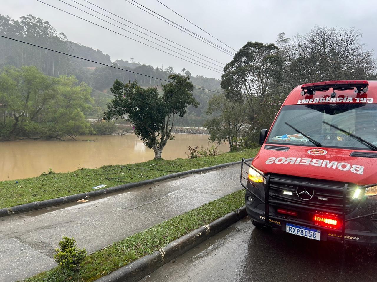Carro sai de pista e cai no rio na SC-350 em Aurora