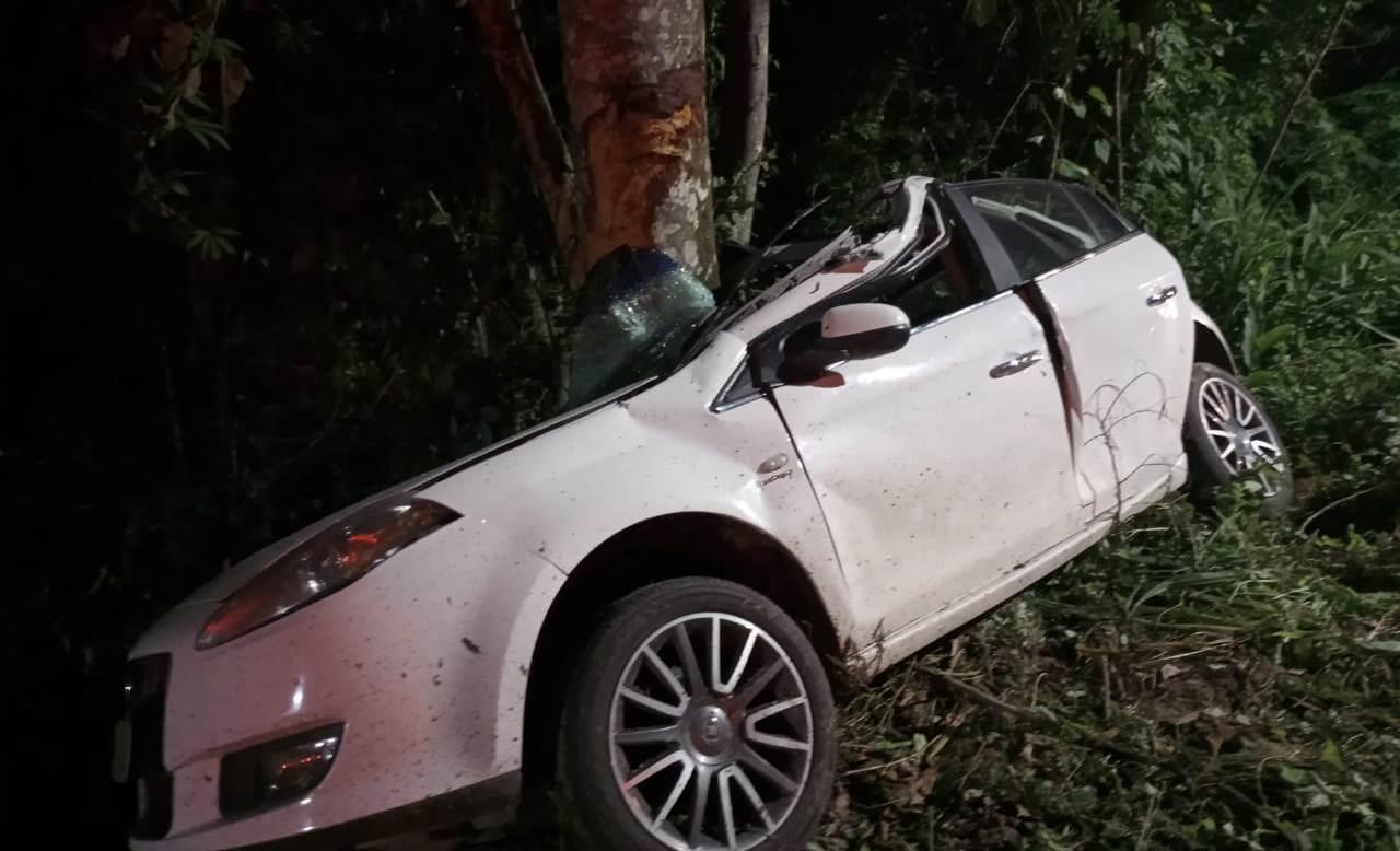 Carro sai de pista e colide em árvore na Curva do Fuck