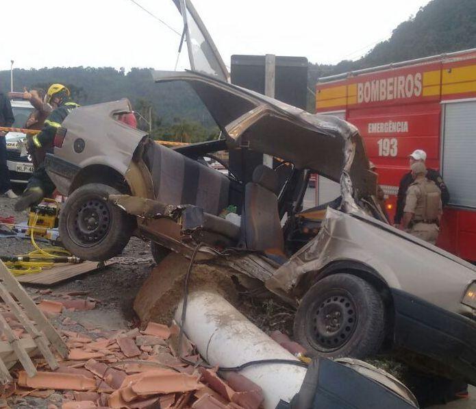 Carro sai de pista e se choca contra portal de igreja em Aurora